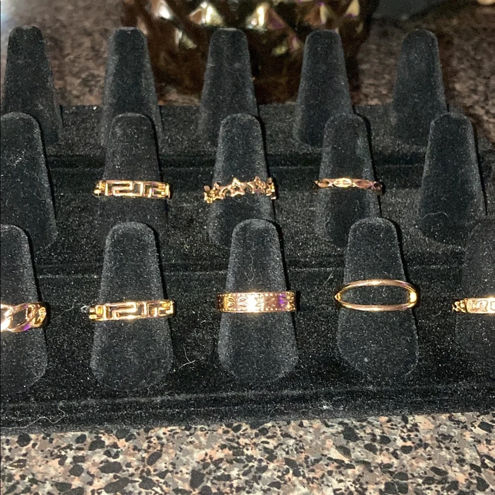 8 Stackable Gold Tone Rings - Picture 11 of 12